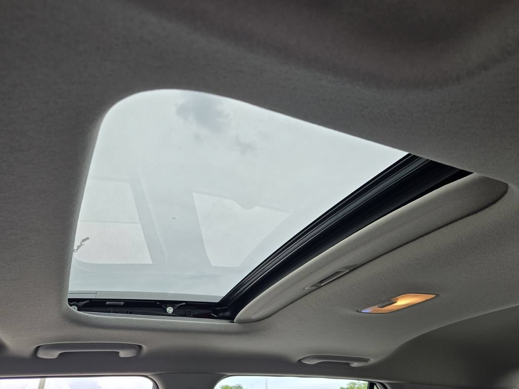 Certified 2023 Hyundai Venue SEL FWD image 17