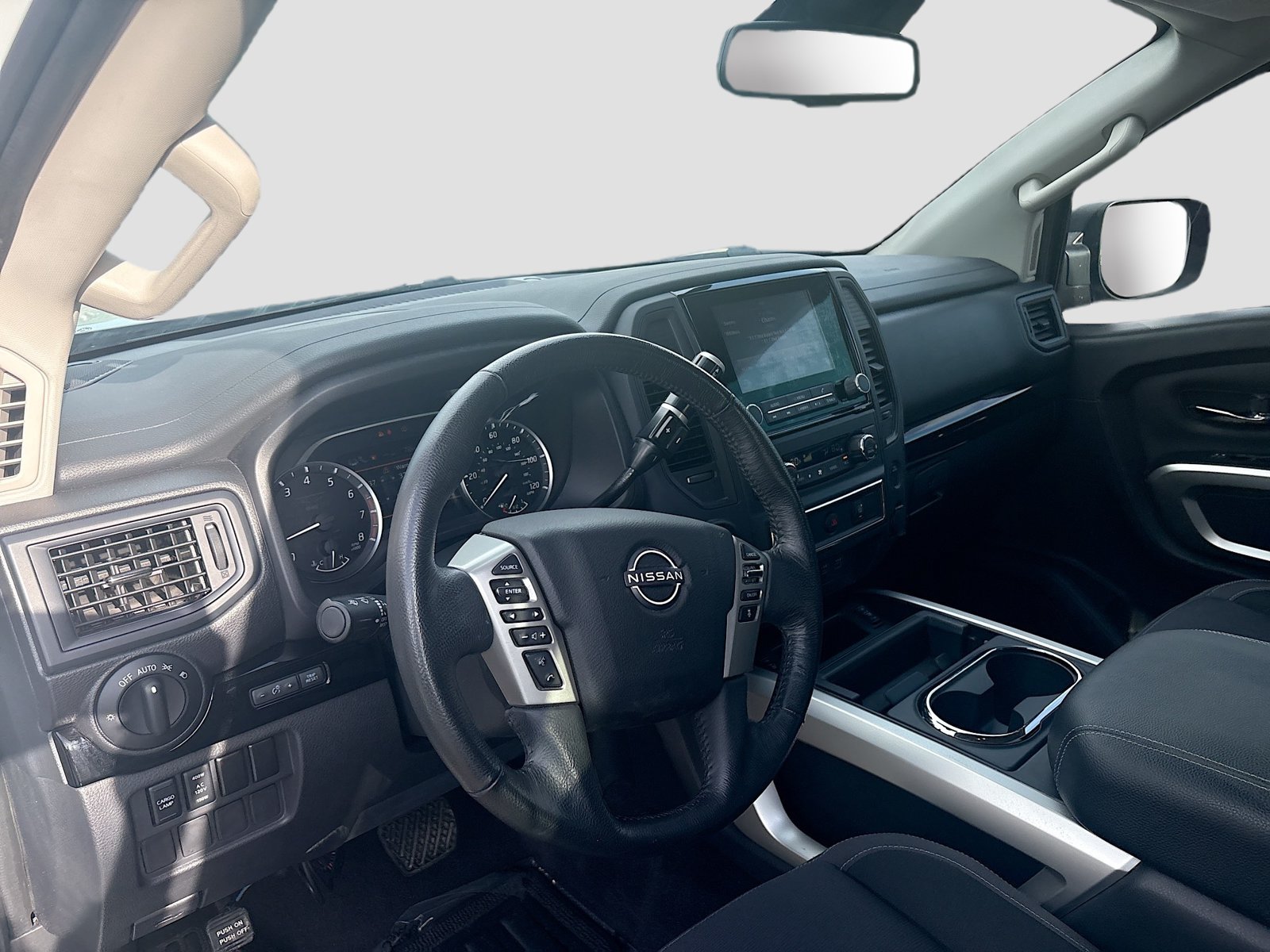 Used 2023 Nissan Titan SV w/ SV Convenience Package RWD image 9
