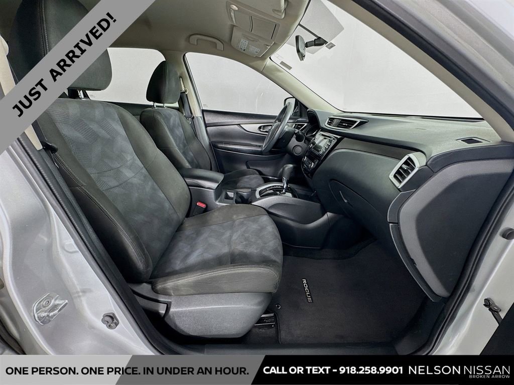 Used 2015 Nissan Rogue SV FWD image 25