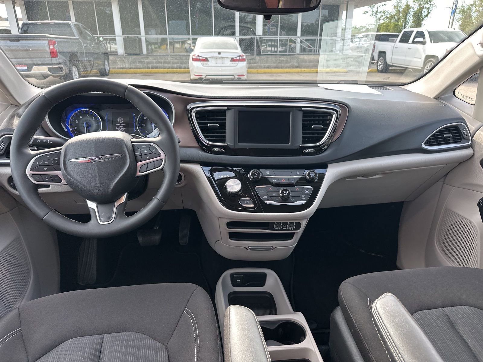 Used 2023 Chrysler Voyager LX FWD image 9