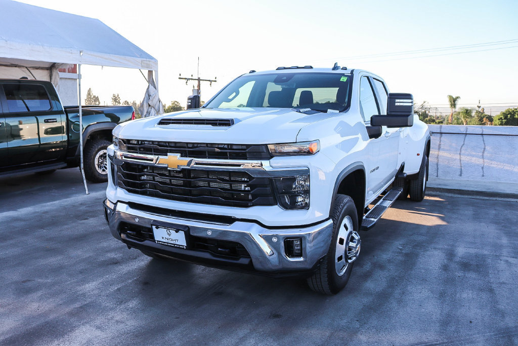 Used 2025 Chevrolet Silverado 3500 LT w/ Safety Package AWD/4WD image 4