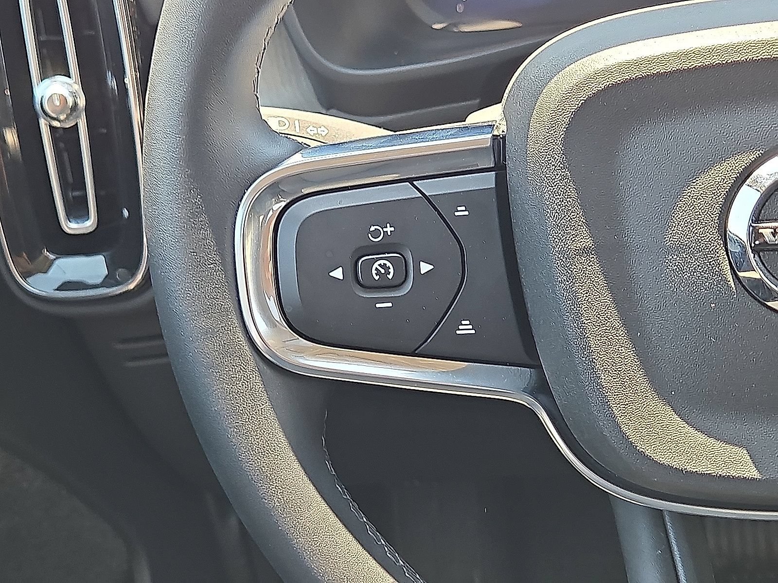 Certified 2026 Volvo XC40 B5 Plus AWD/4WD image 19