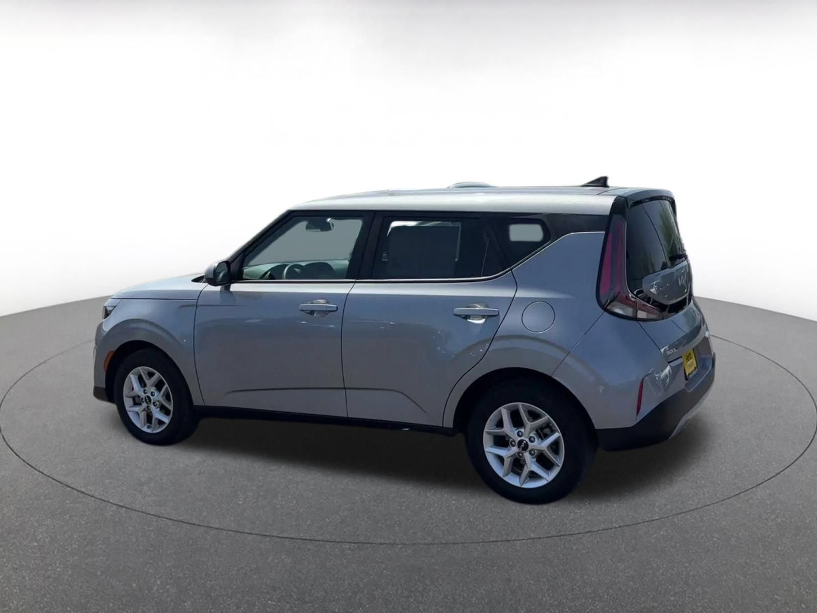 Used 2025 Kia Soul LX w/ LX Technology Package FWD image 8