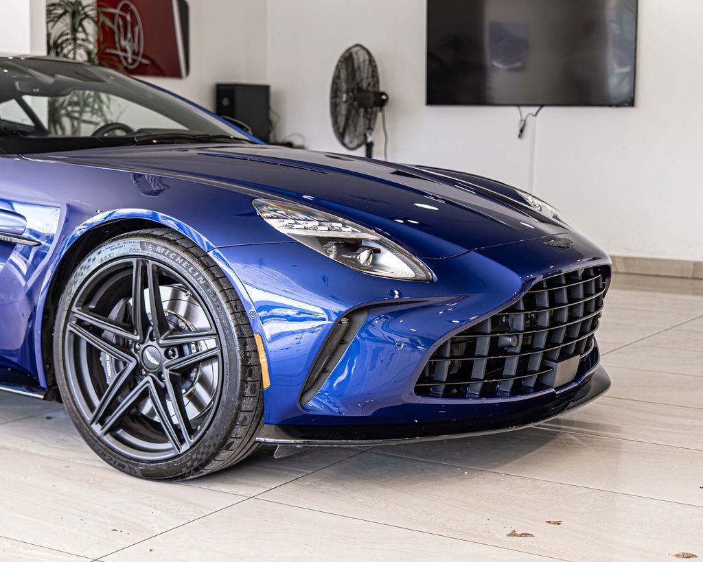 Used 2025 Aston Martin V8 Vantage Coupe image 3