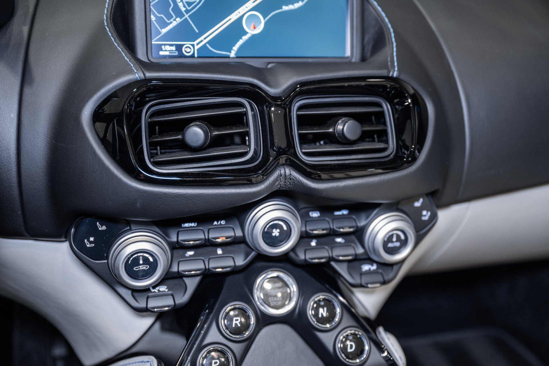 Used 2021 Aston Martin V8 Vantage Roadster RWD image 24