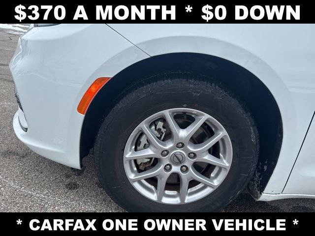 Used 2023 Chrysler Pacifica Touring-L FWD image 9