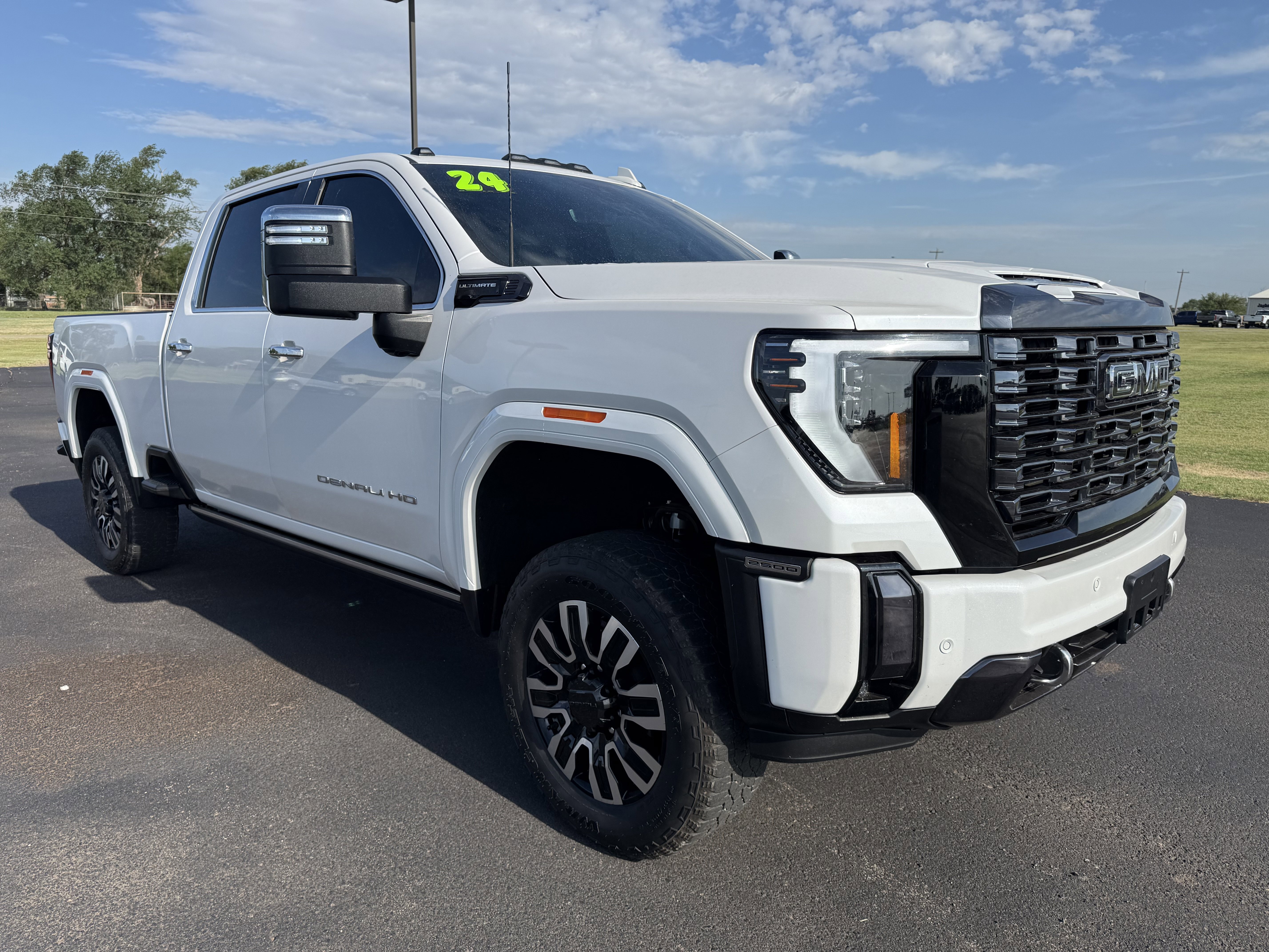 Used 2024 GMC Sierra 2500 Denali Ultimate AWD/4WD image 2