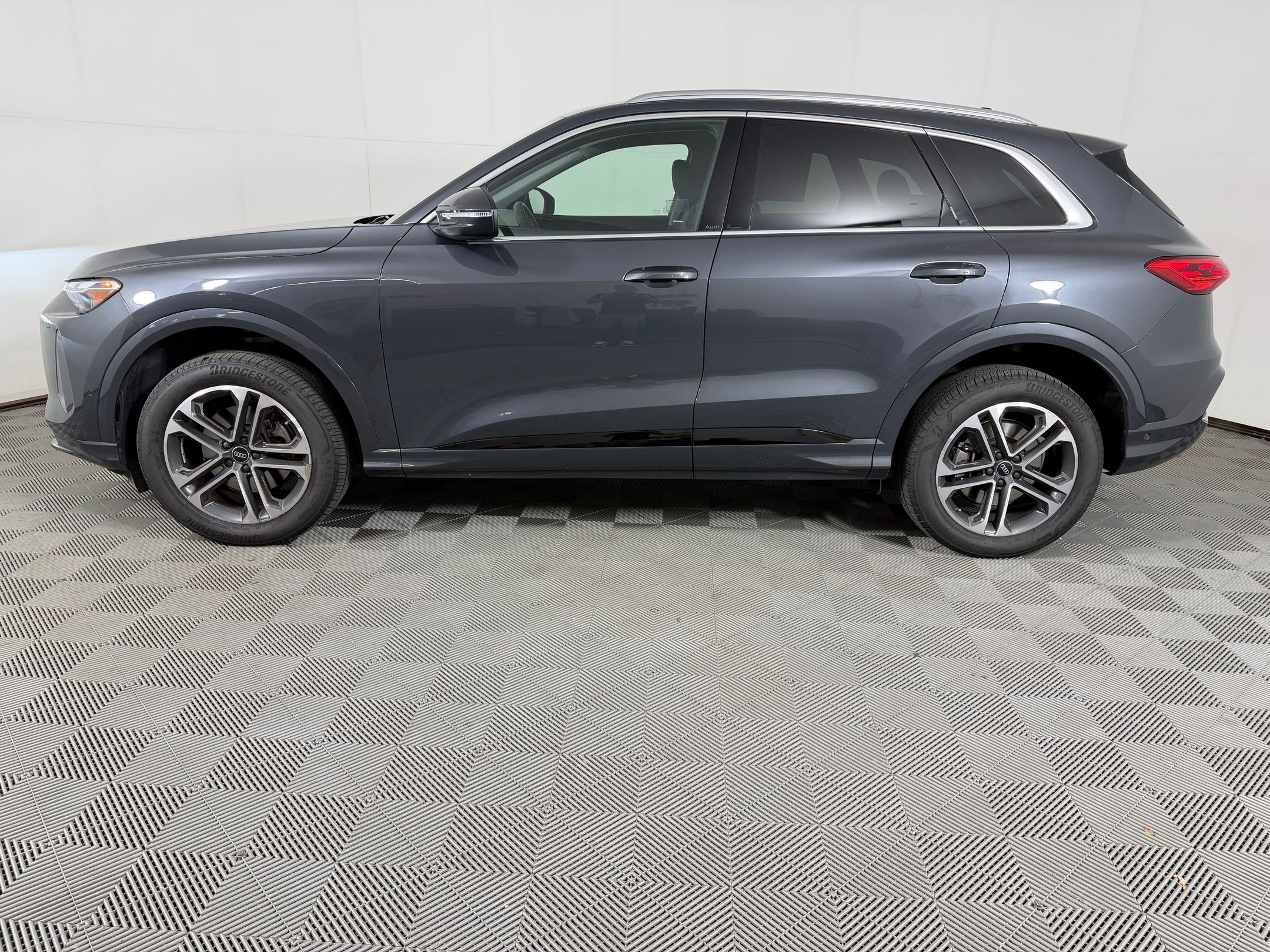 Certified 2025 Audi Q5 Premium w/ 19" Wheel Package AWD/4WD image 2