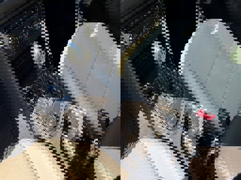 Used 2021 Volkswagen Tiguan SE image 18