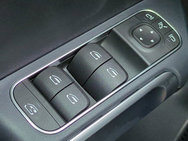 Used 2026 Mercedes-Benz GLB 250 4MATIC image 25