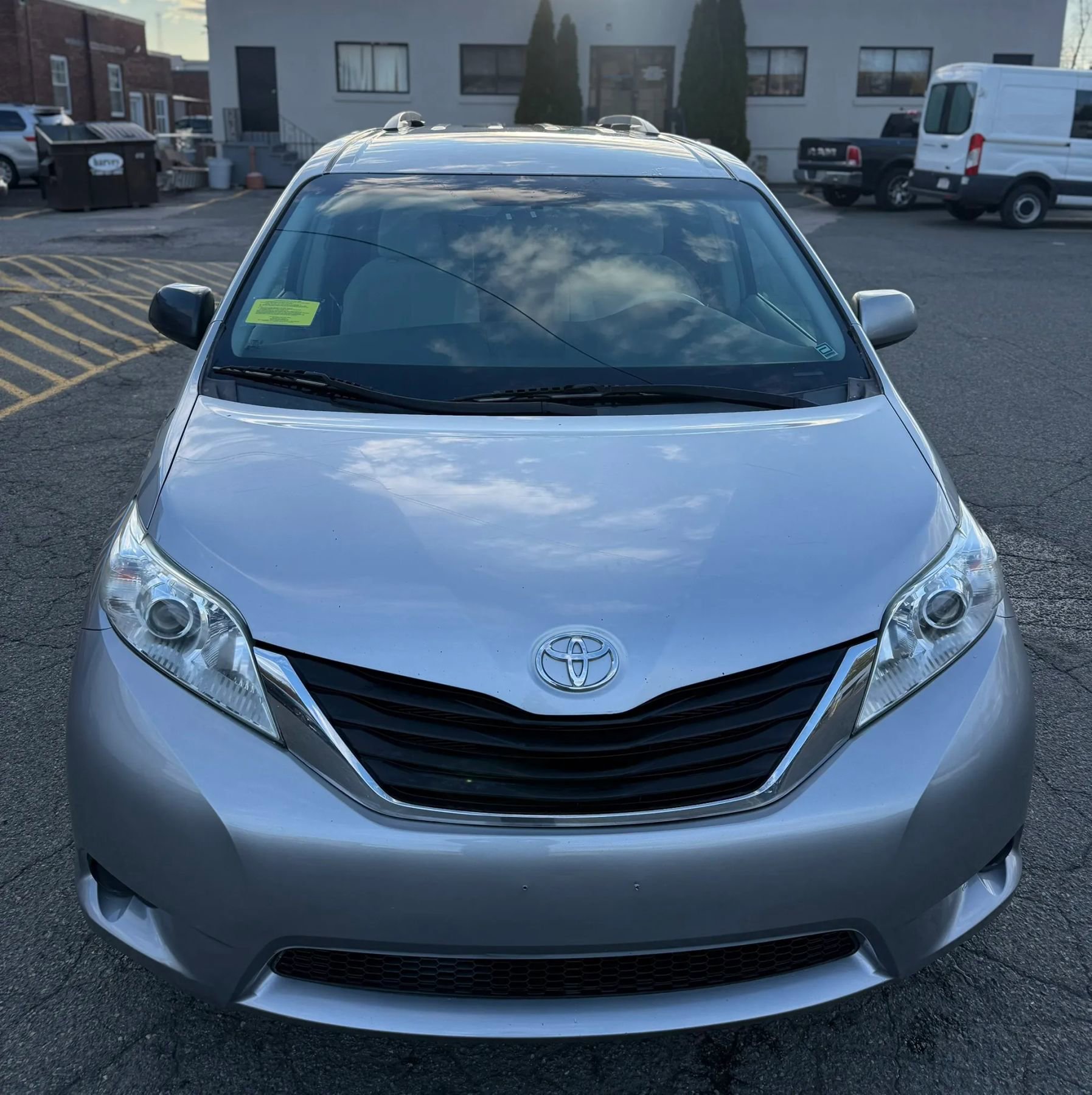 Used 2011 Toyota Sienna LE w/ Towing Pkg FWD image 4