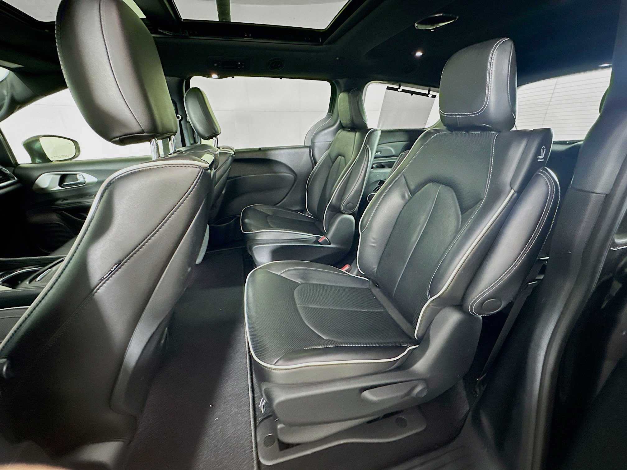 Used 2022 Chrysler Pacifica Limited w/ Uconnect Theater Family Group FWD image 28