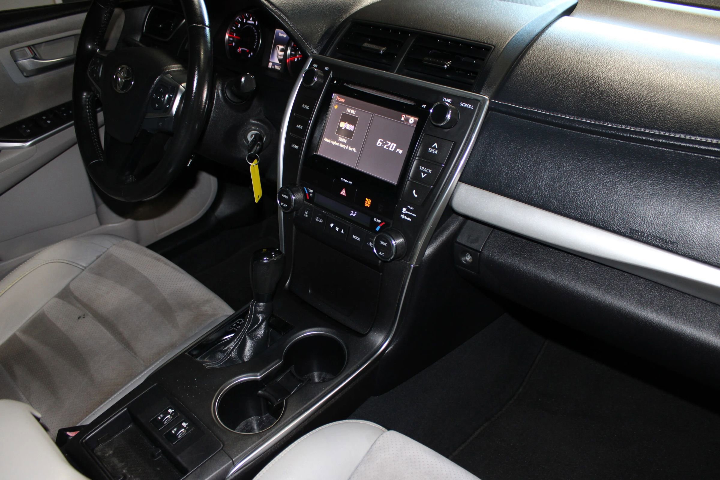 Used 2016 Toyota Camry XSE FWD image 25