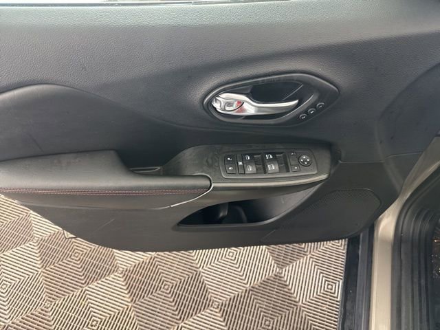 Used 2019 Jeep Cherokee Trailhawk AWD/4WD image 21