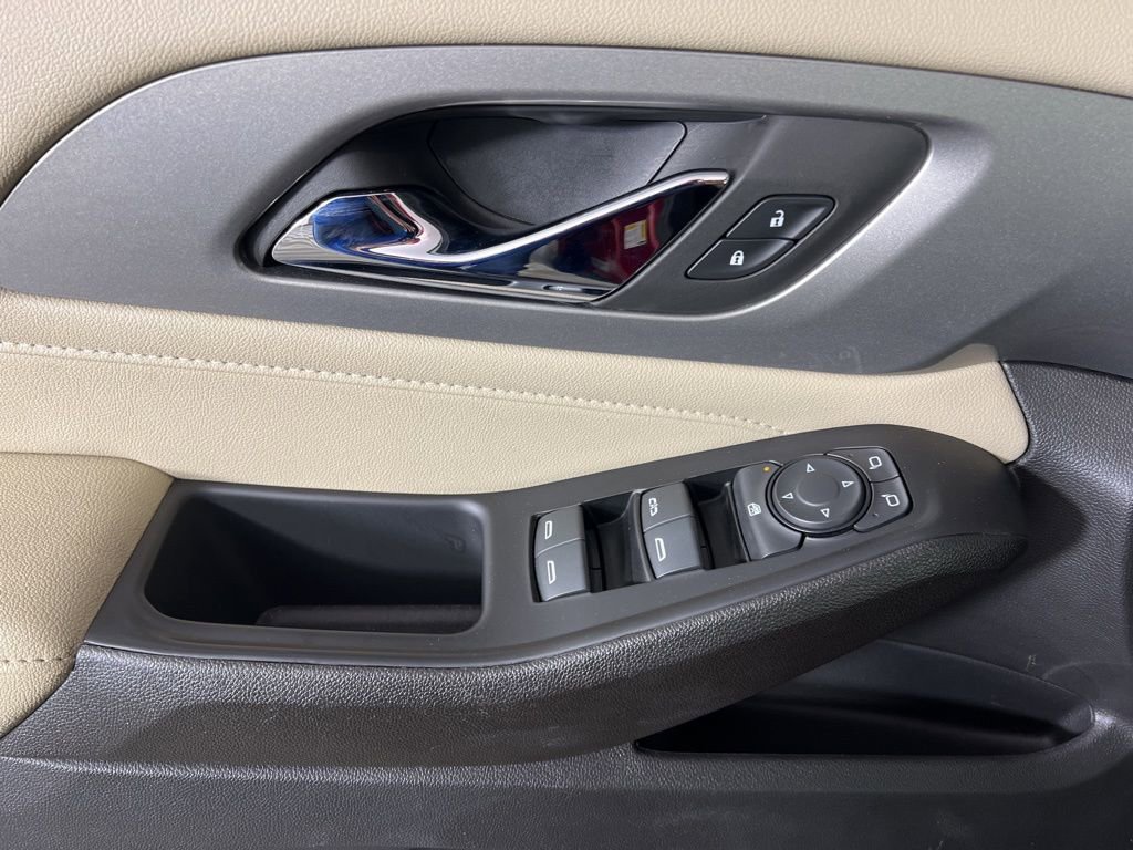 Used 2023 Chevrolet Traverse LT w/ Rear Camera Mirror Package image 17