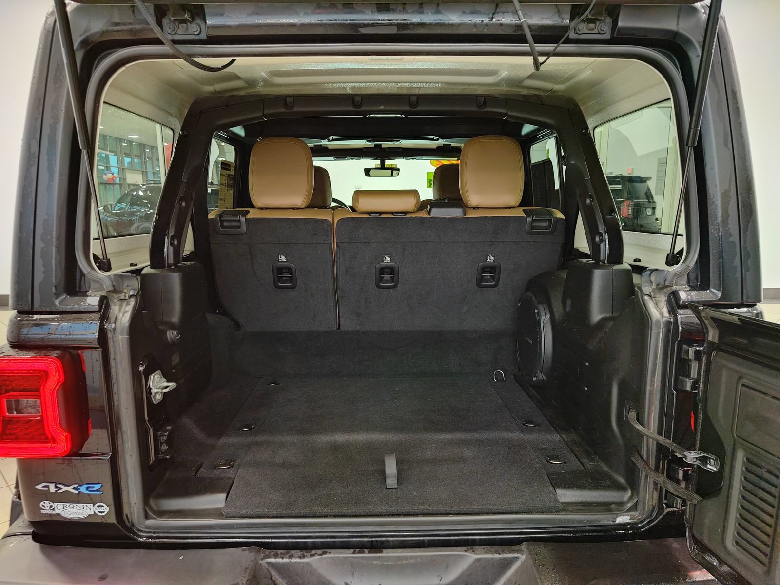 Used 2022 Jeep Wrangler Unlimited Sahara AWD/4WD image 13