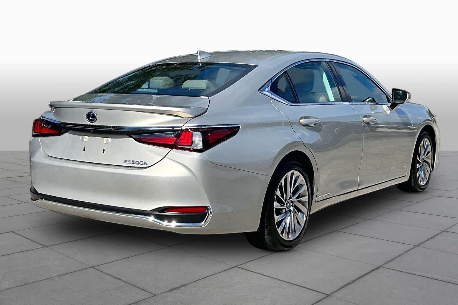 Used 2021 Lexus ES 300h Ultra Luxury w/ Accessory Package 2 FWD image 13