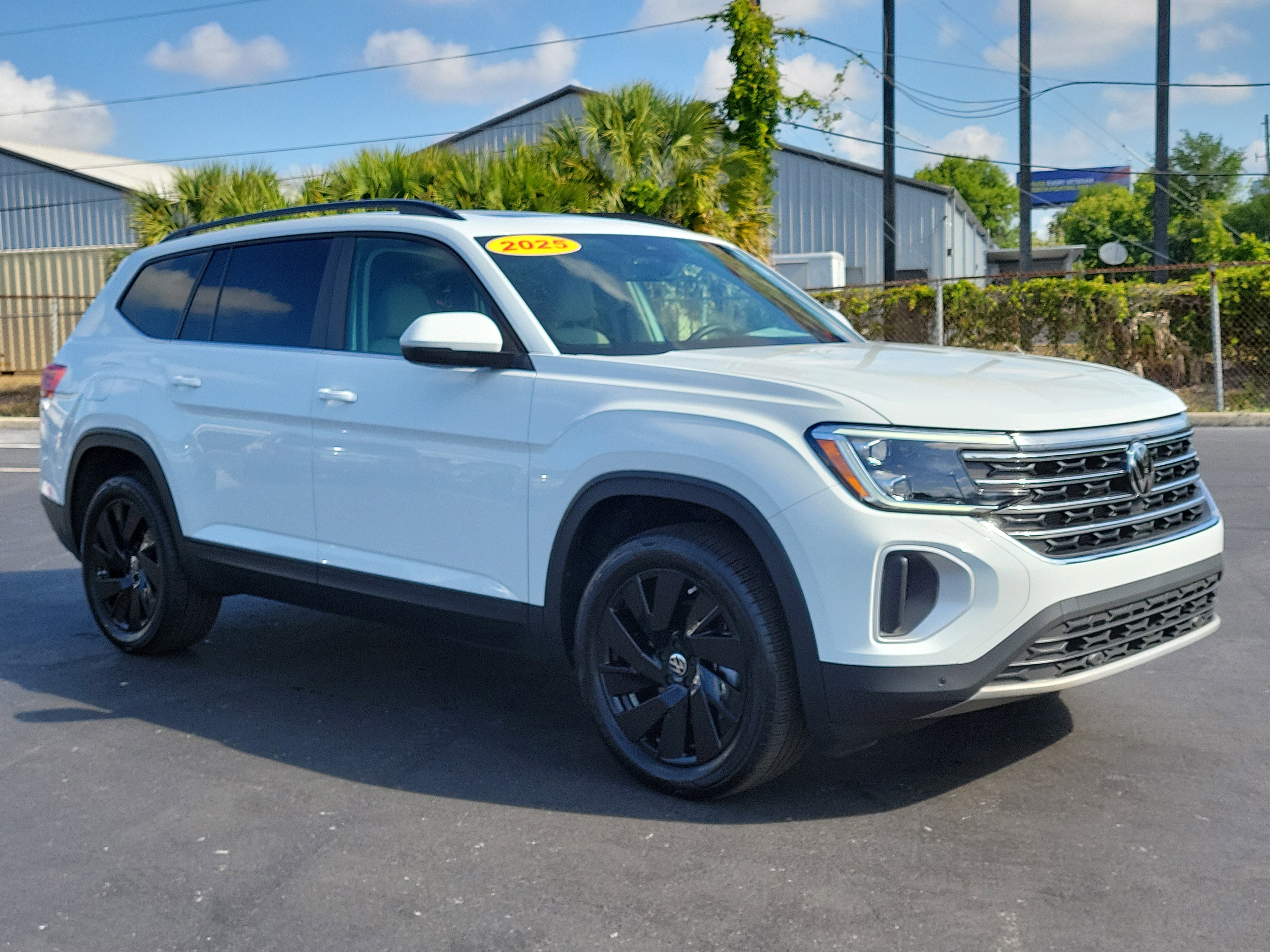 Used 2025 Volkswagen Atlas SE FWD image 2
