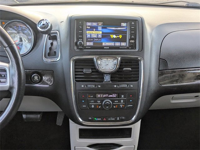 Used 2016 Chrysler Town & Country Touring w/ Driver Convenience Group image 16