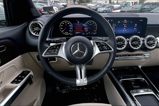 Used 2026 Mercedes-Benz GLB 250 4MATIC image 4