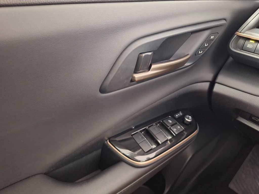 Used 2024 Toyota Crown AWD/4WD image 18