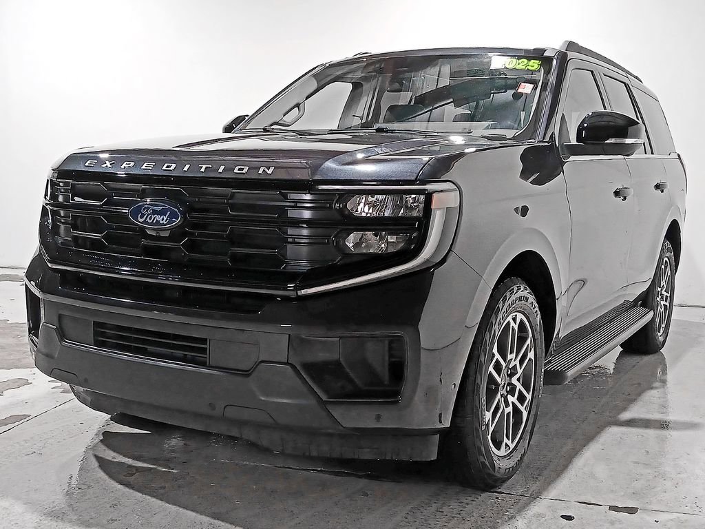 Used 2025 Ford Expedition Active AWD/4WD image 3