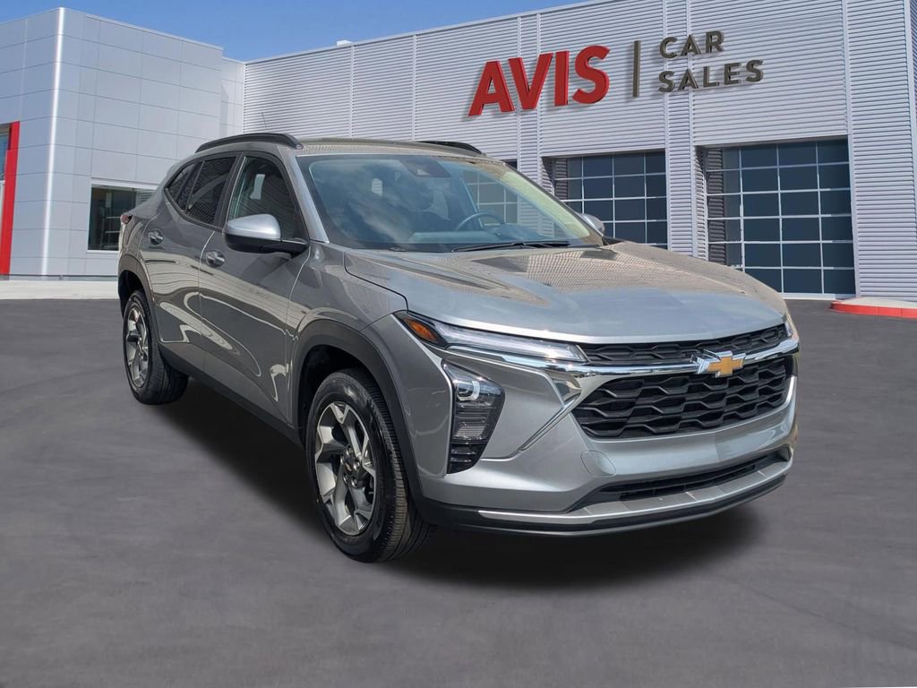 Used 2025 Chevrolet Trax LT w/ LT Convenience Package image 3