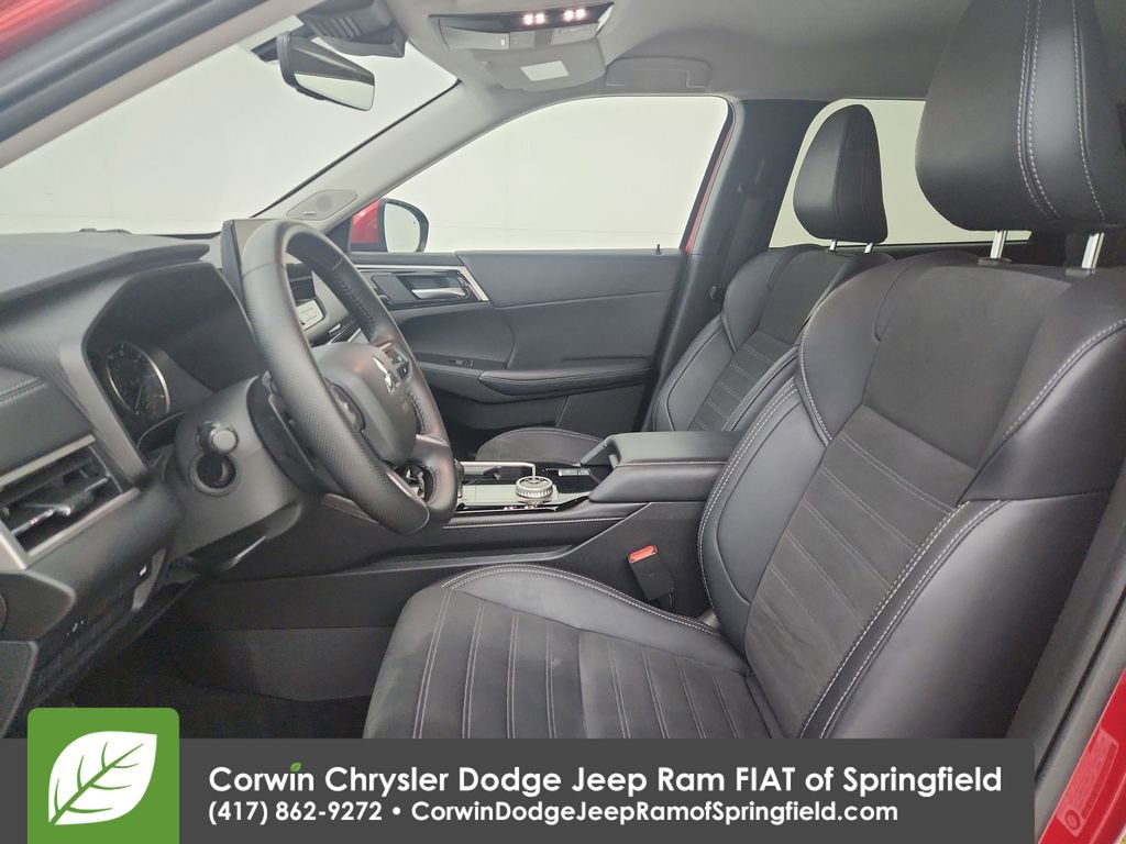 Used 2025 Mitsubishi Outlander SE image 18