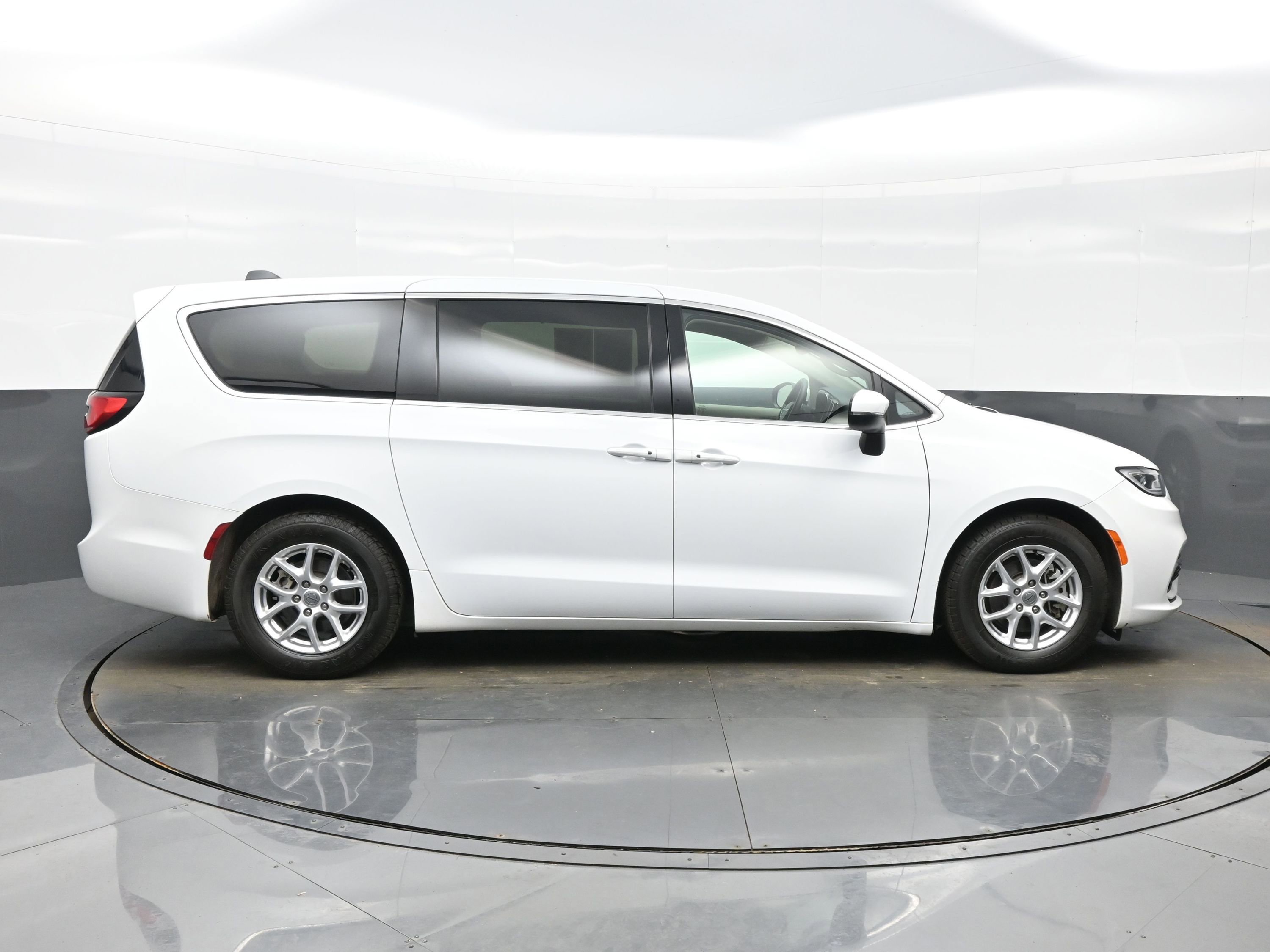 Used 2023 Chrysler Pacifica Touring-L image 7