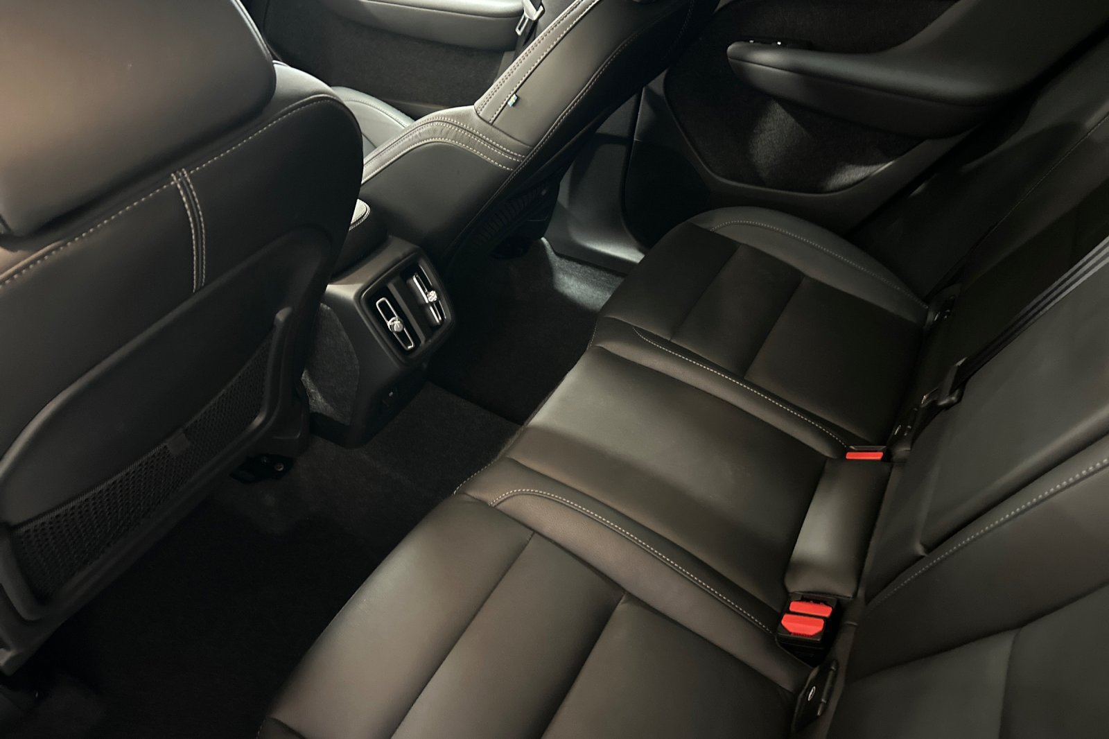 Certified 2025 Volvo XC40 B5 Ultra AWD/4WD image 5