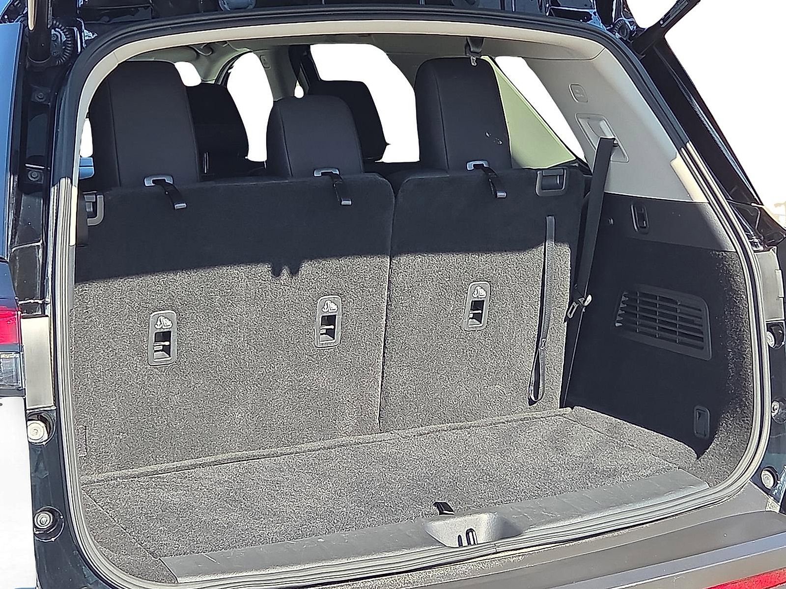 Used 2025 Nissan Pathfinder SV image 8