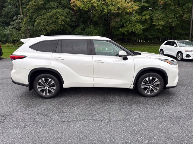 Used 2021 Toyota Highlander XLE AWD/4WD image 3