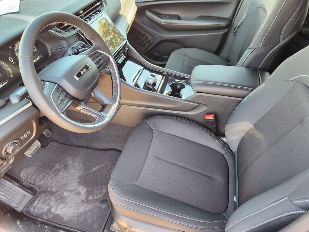 New 2026 Jeep Grand Cherokee Laredo RWD image 9