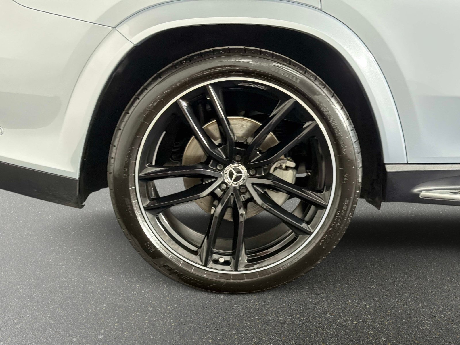 Used 2025 Mercedes-Benz GLS 580 4MATIC image 17