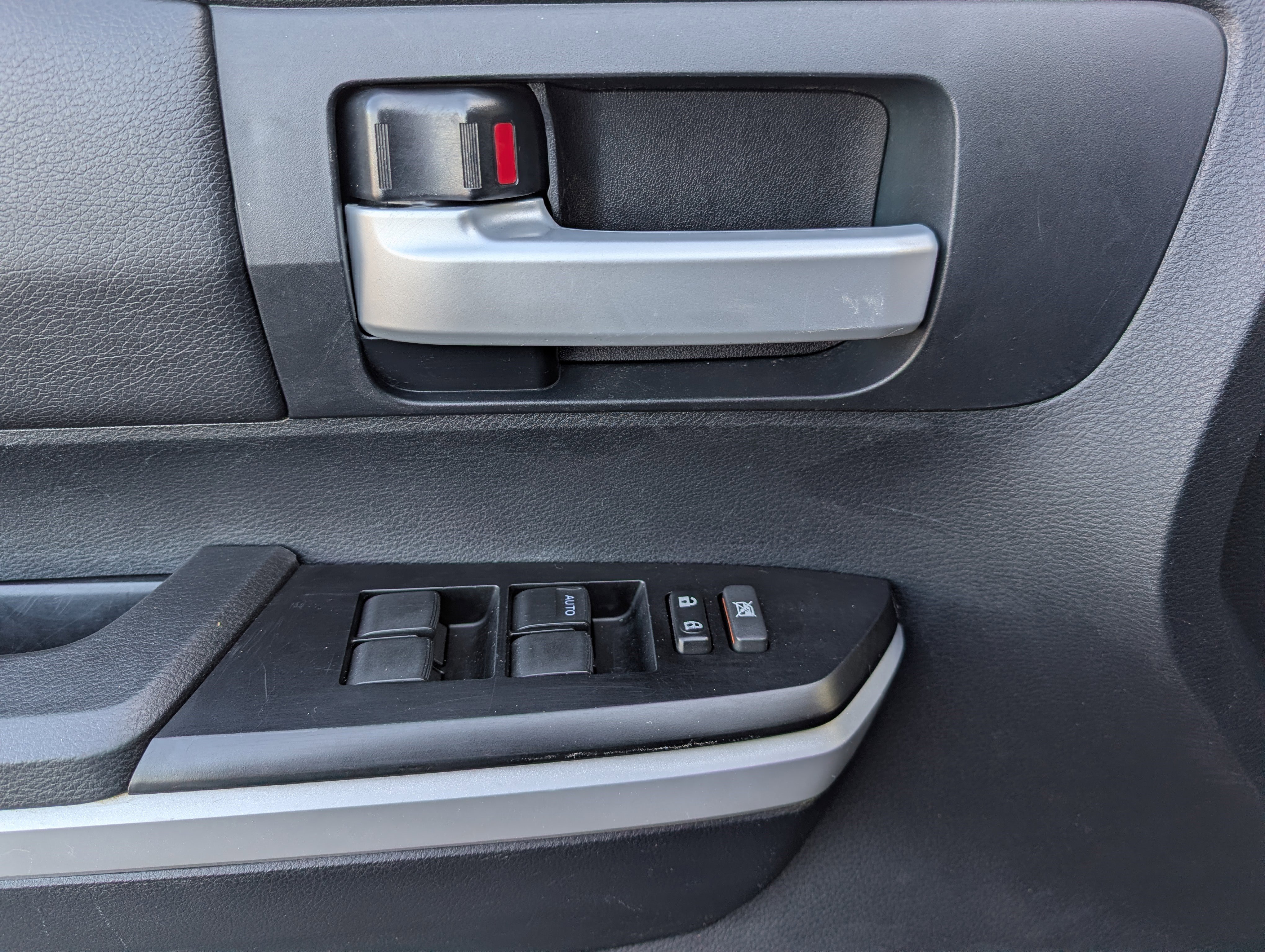 Used 2018 Toyota Tundra SR5 w/ SR5 Upgrade Package image 15