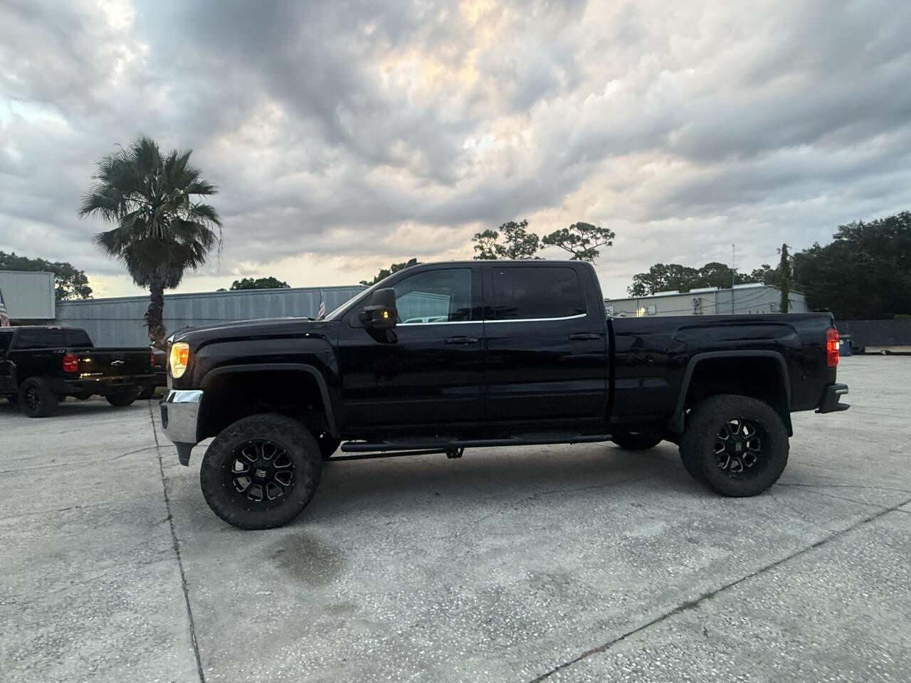 Used 2016 GMC Sierra 2500 SLE w/ Suspension Package, Off-Road AWD/4WD image 2