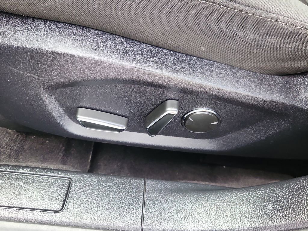 Used 2020 Ford Fusion SE FWD image 8
