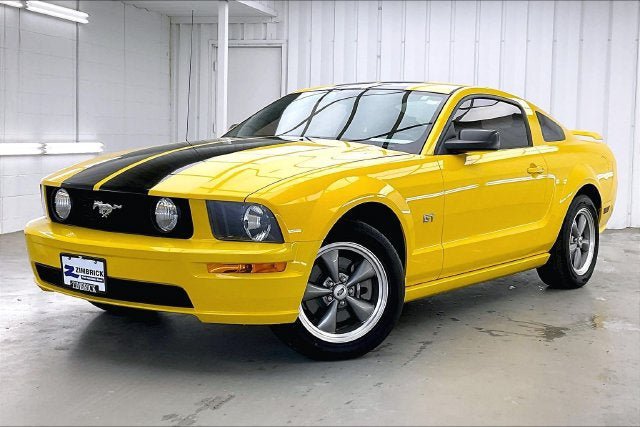 Used 2005 Ford Mustang GT RWD image 2