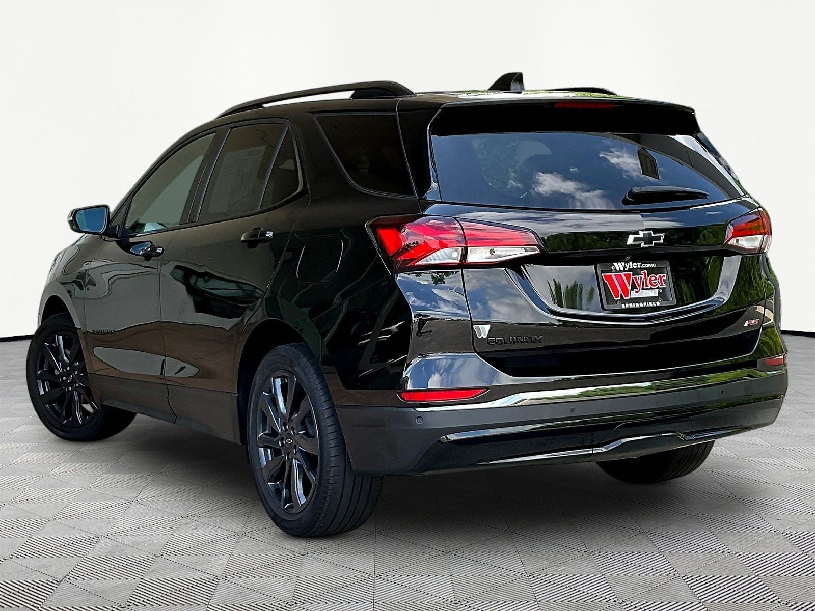 Used 2022 Chevrolet Equinox RS w/ Infotainment Package FWD image 4