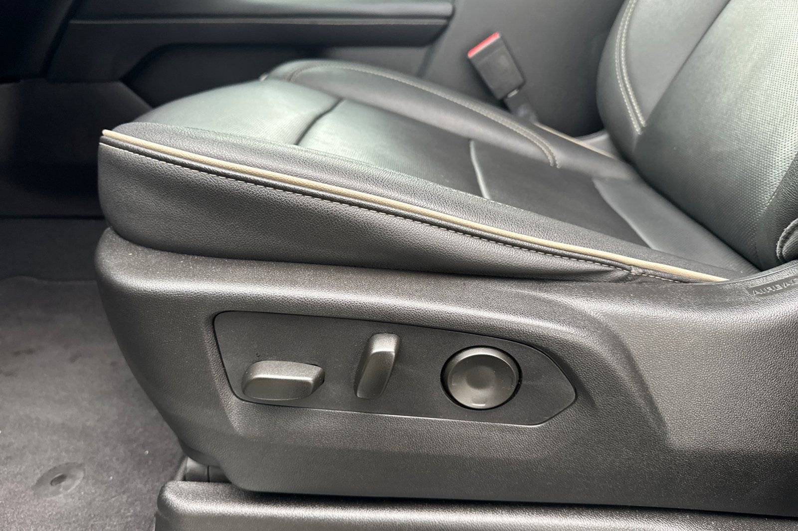 Used 2024 Chevrolet Suburban Premier image 14