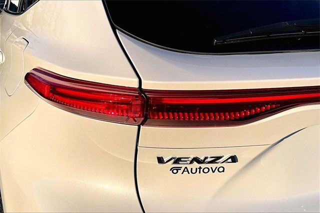 Used 2022 Toyota Venza XLE image 30