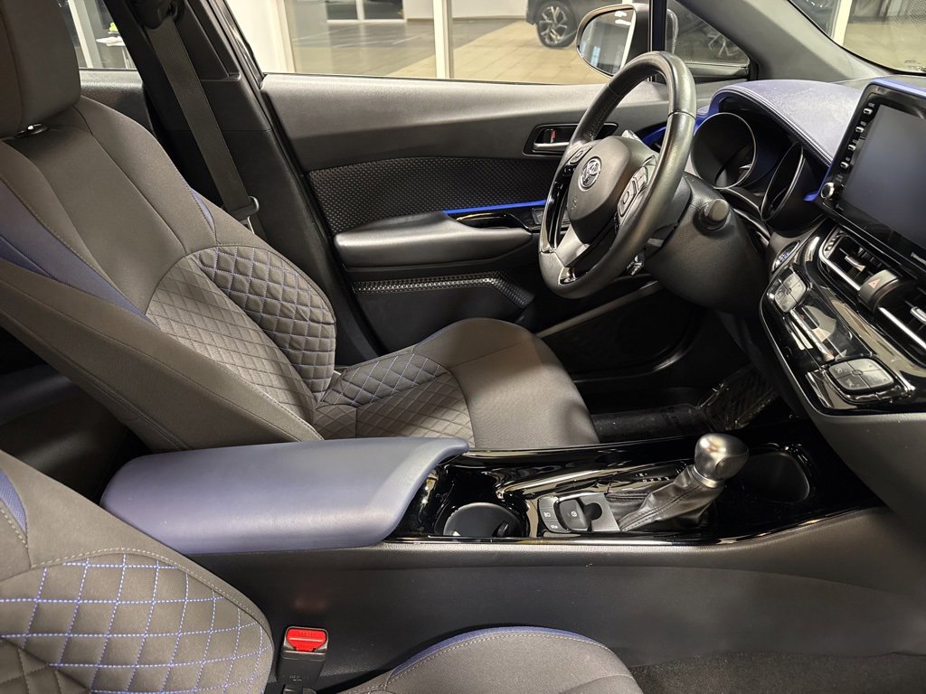 Used 2022 Toyota C-HR XLE image 20