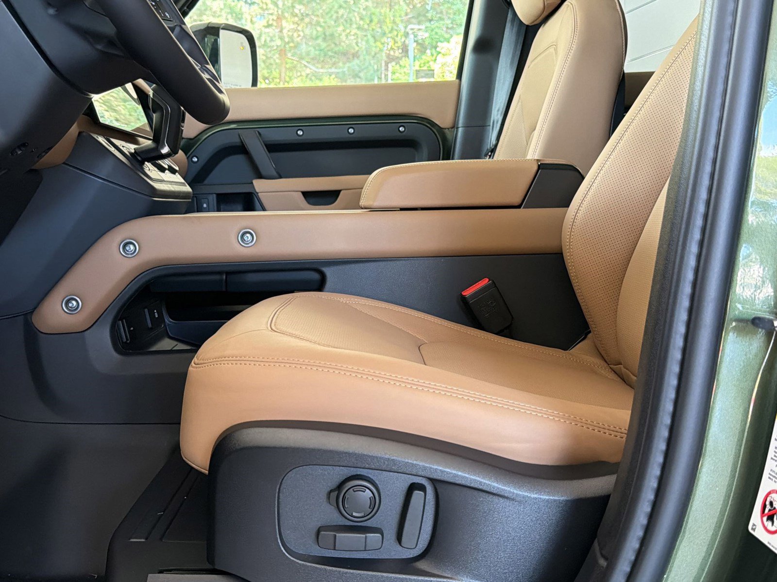 New 2026 Land Rover Defender 110 X-Dynamic SE AWD/4WD image 14