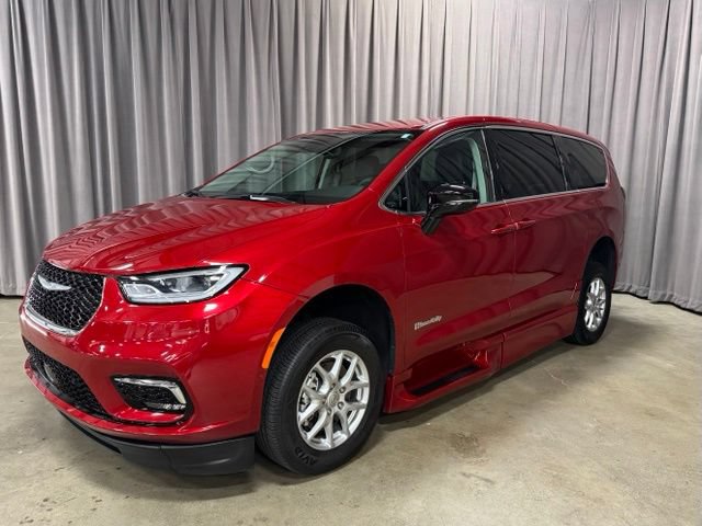 Used 2024 Chrysler Pacifica Touring-L FWD image 3