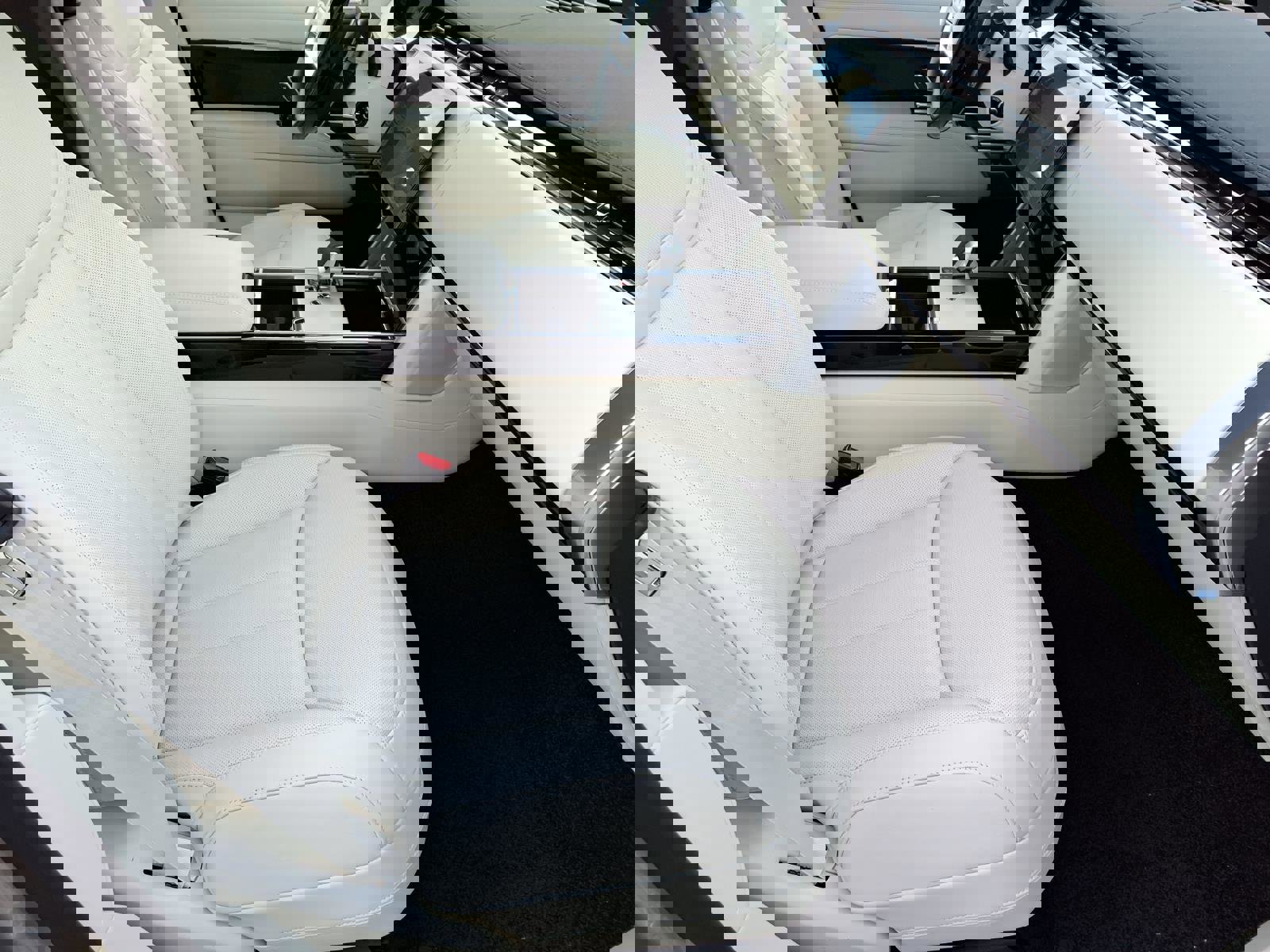 New 2026 Land Rover Range Rover Long Wheelbase SE image 7