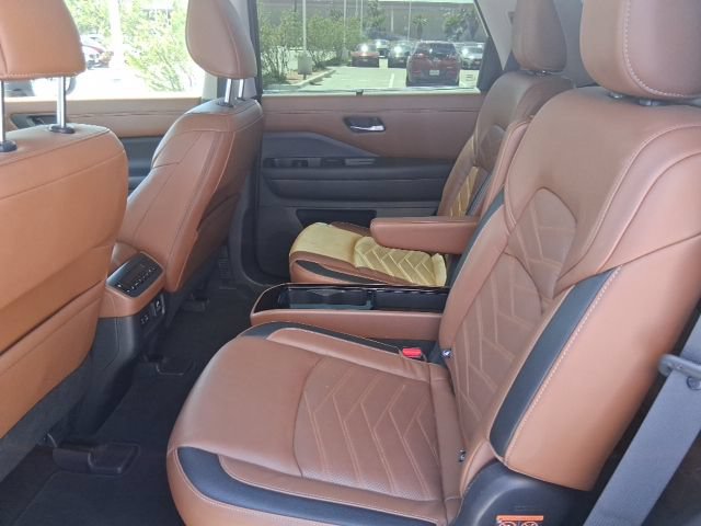 Used 2023 Nissan Pathfinder Platinum FWD image 16