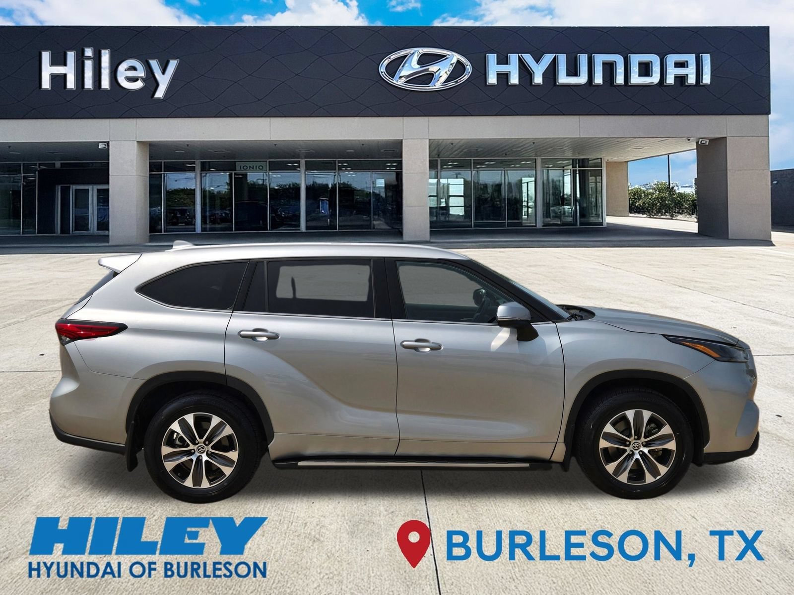 Used 2022 Toyota Highlander XLE FWD image 3
