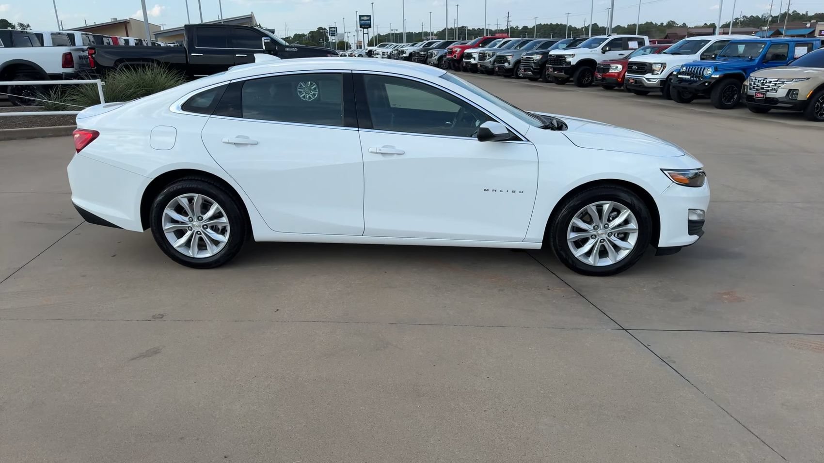 Used 2025 Chevrolet Malibu LT FWD image 2