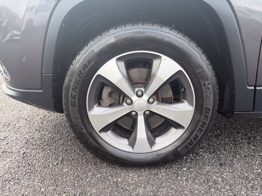 Used 2022 Jeep Cherokee Limited AWD/4WD image 19