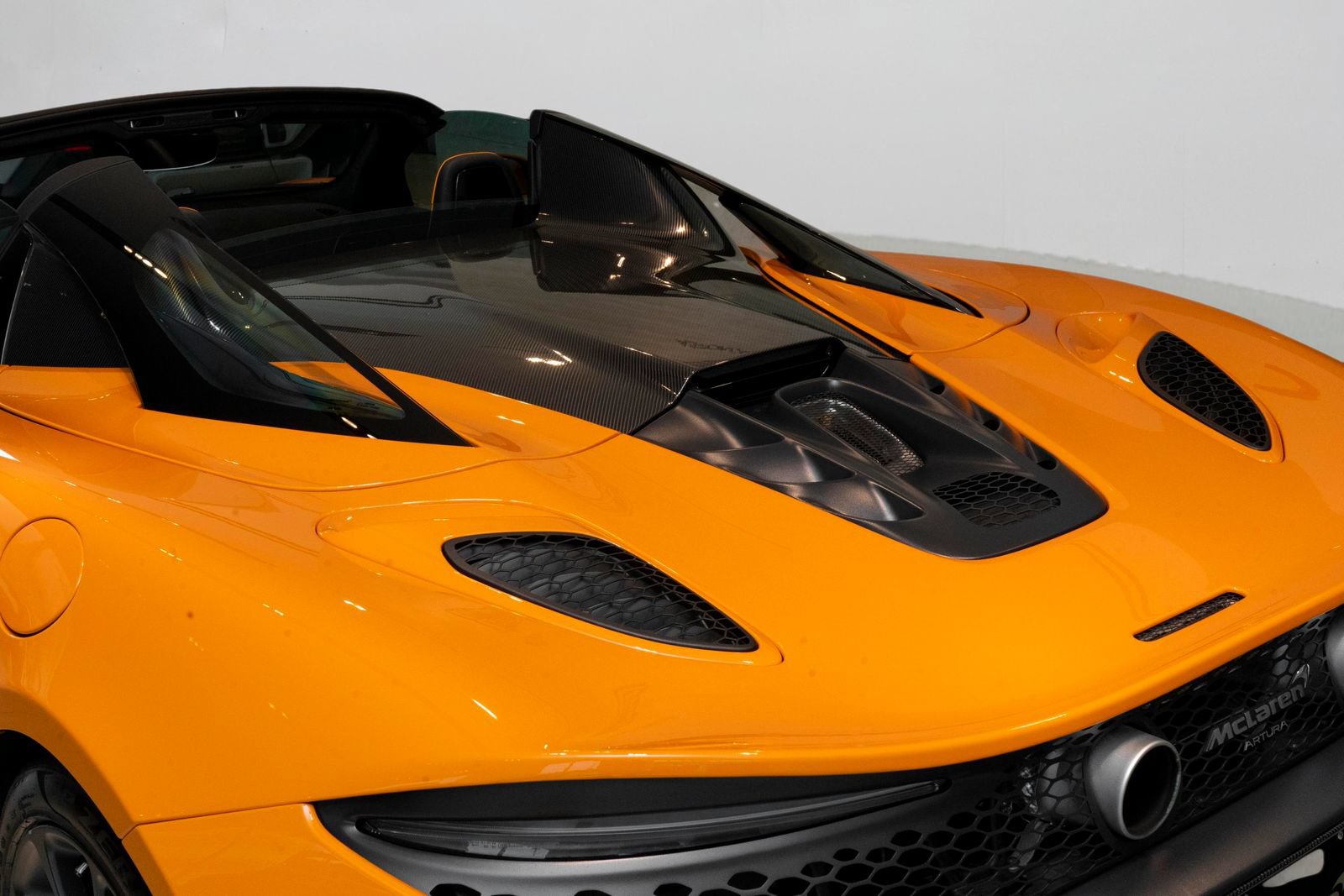 Used 2026 McLaren Artura Spider RWD image 41